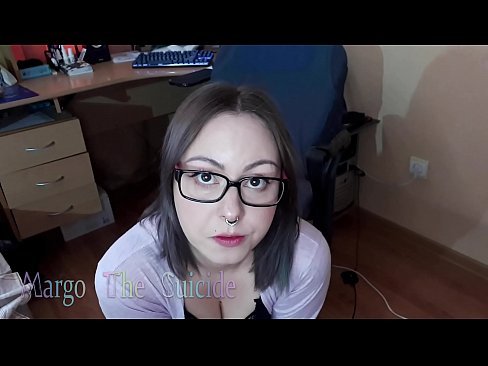 ❤️ Көз айнек тагынган сексуалдуу кыз Дилдону камерага терең соруп ❌ Порно видео боюнча бизде ❌️❤